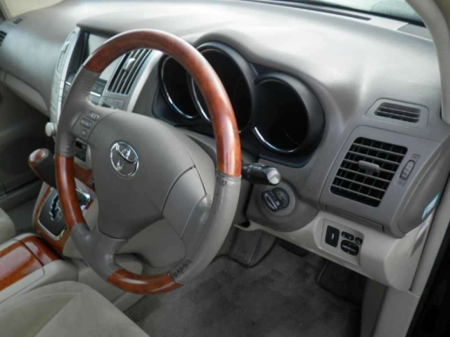 Toyota Harrier image 3