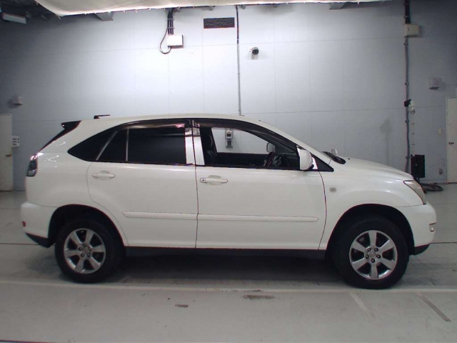 Toyota Lexus Harrier image 7