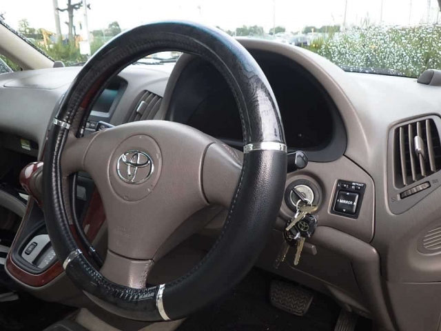 Toyota Harrier image 3