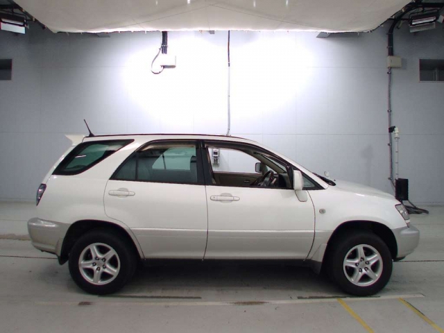 Toyota Harrier image 7